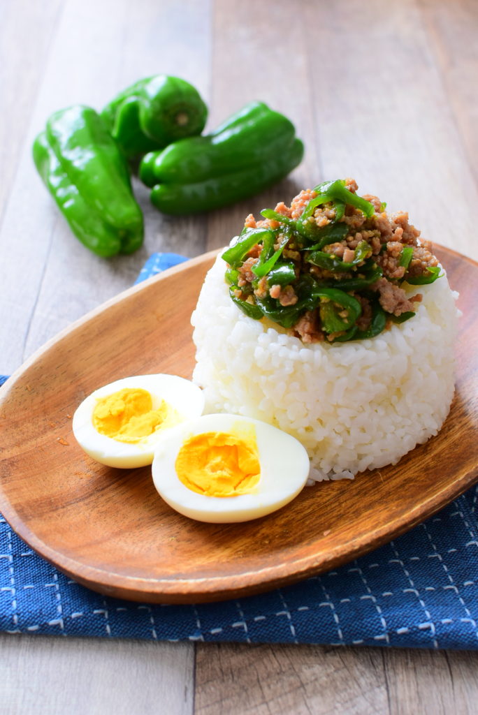 ピーマンと肉そぼろ乗せご飯、茹でたまご添えのレシピ