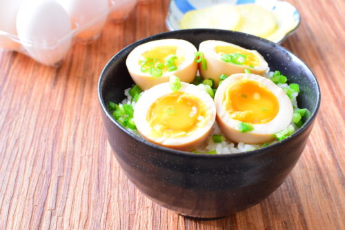 茹でる時間が決め手！黄身とろ～り！味付け半熟ゆで卵丼のレシピの写真