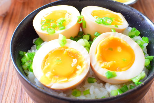 茹でる時間が決め手！黄身とろ～り！味付け半熟ゆで卵丼のレシピの写真