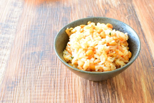 切って混ぜるだけで簡単！大葉とキムチの納豆混ぜご飯のレシピの写真