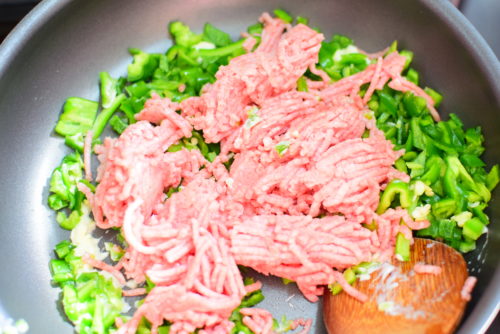 ひき肉とピーマンのオイスターソース炒め丼のレシピの写真