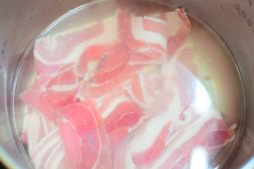 圧力鍋でとろとろ！ピリ辛、豚バラ玉ねぎ丼のレシピの写真