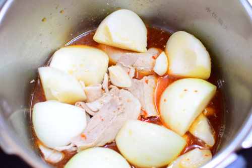 圧力鍋でとろとろ！ピリ辛、豚バラ玉ねぎ丼のレシピの写真