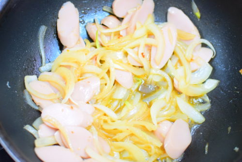 魚肉ソーセージと玉ねぎのピリ辛炒めのレシピの写真