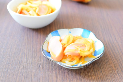 魚肉ソーセージと玉ねぎのピリ辛炒めのレシピの写真