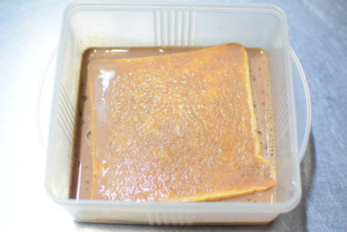 スライス生チョコレートのせココアフレンチトーストのレシピの写真