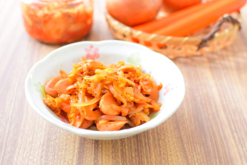 魚肉ソーセージと玉ねぎのキムチ炒めのレシピの写真