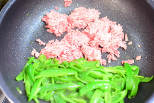 ピーマンとひき肉のにんにく味噌炒めのレシピ写真