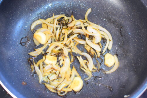 鮭でボリュームアップ！塩昆布オニオンパスタのレシピの写真