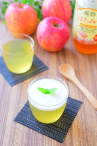 【砂糖なし】ヨーグルトソースがけりんごジュースゼリーのレシピの写真