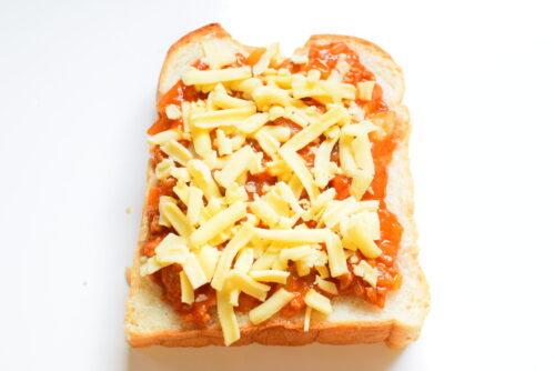 チーズのせガーリックミートソーストーストのレシピの写真