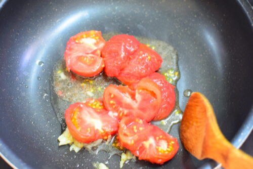 フレッシュトマトの粉チーズ入りパスタの写真