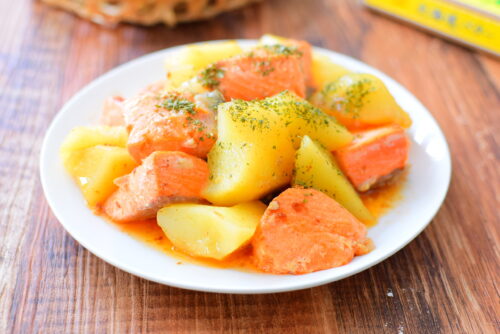 じゃがいもはレンジでホクホク！鮭のジャーマンポテトのレシピの写真