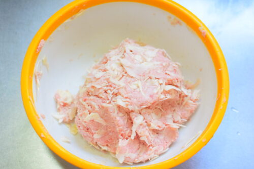 ピリ辛のたれで食べる♪千切りキャベツ入り豚つくねのレシピの写真