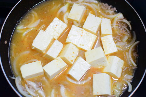 ご飯が進む♪ピリ辛みそ煮込み豆腐のレシピの写真