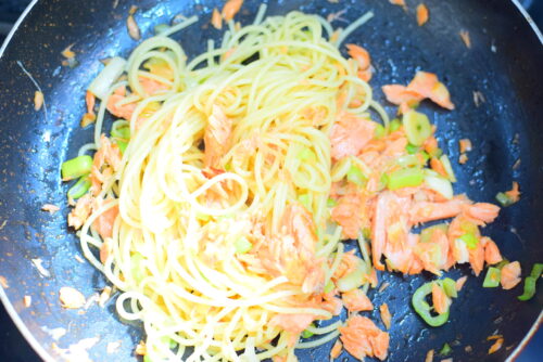 【マヨネーズで炒める】ガーリック鮭パスタのレシピ写真