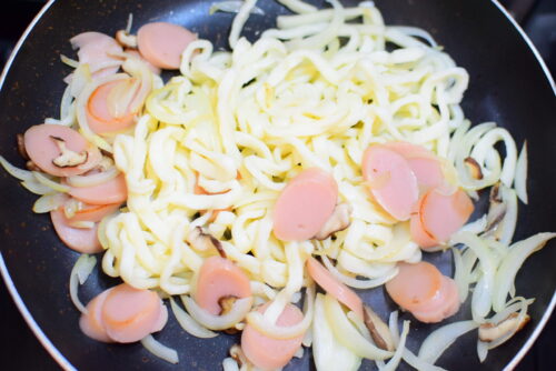 魚肉ソーセージのしょうゆ焼きうどんのレシピの写真