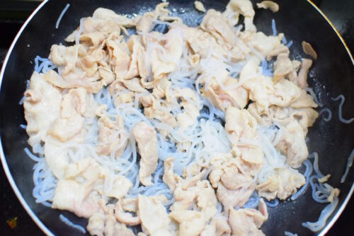 【ご飯が進むおかず】豚バラとしらたきのピリ辛炒めのレシピの写真