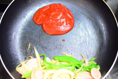【ケチャップを炒める】ピリ辛ナポリタンのレシピの写真