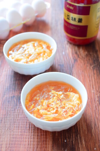 春雨と玉ねぎのピリ辛たまごスープのレシピの写真