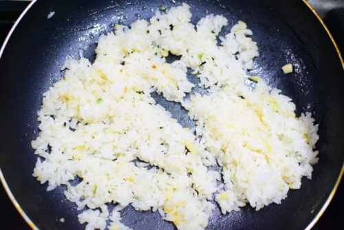 【マヨネーズで炒める】ピリ辛ガーリックライスのレシピの写真