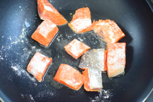 鮭とじゃがいものバターしょうゆ炒めのレシピの写真