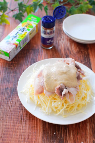 【スパイス使用】豚バラ肉とキャベツのごまドレッシングサラダの写真
