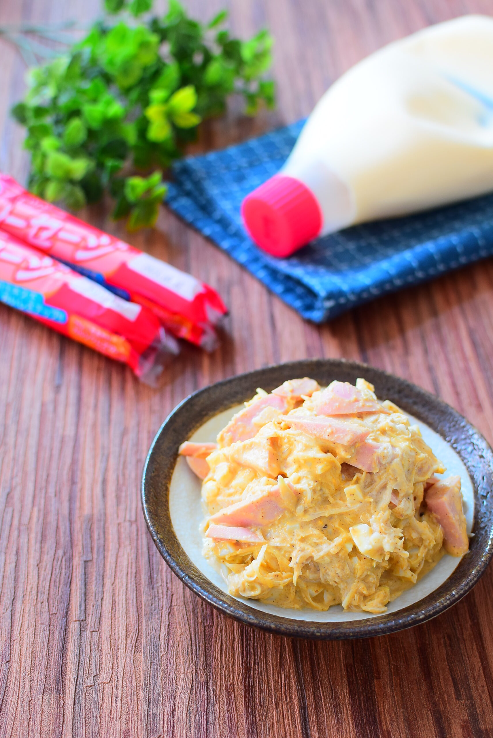 キャベツと魚肉ソーセージの卵ごまドレッシングサラダのレシピの写真