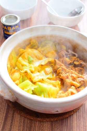 カレー粉で簡単！豚バラキャベツ鍋のレシピの写真