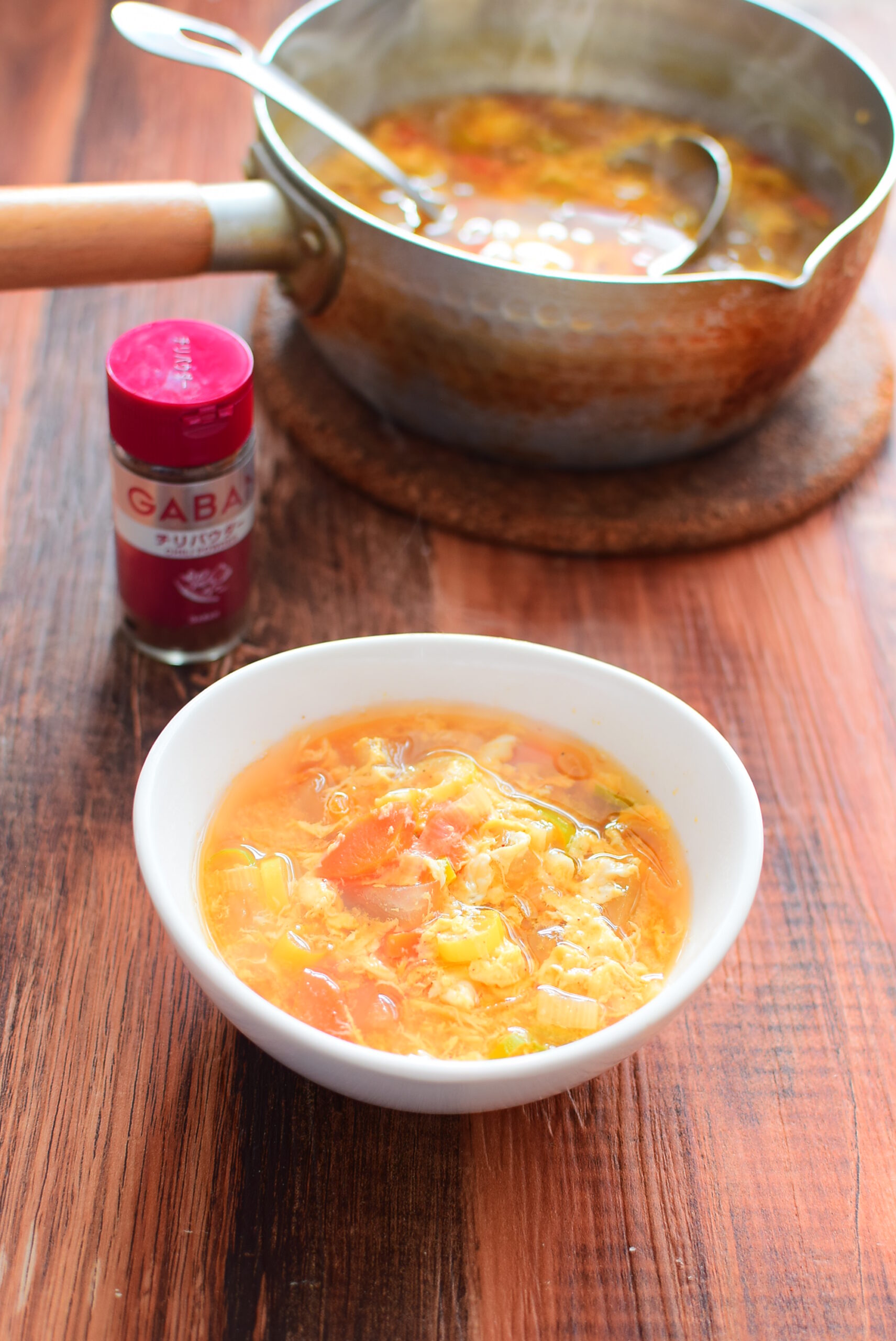 チリパウダー入り野菜たまごスープのレシピの写真