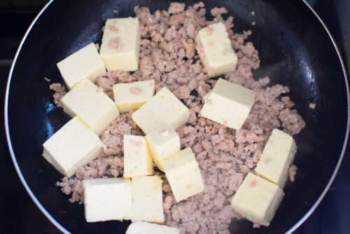 ピリ辛で美味しい！豆腐と豚ひき肉の一味唐辛子炒めの写真