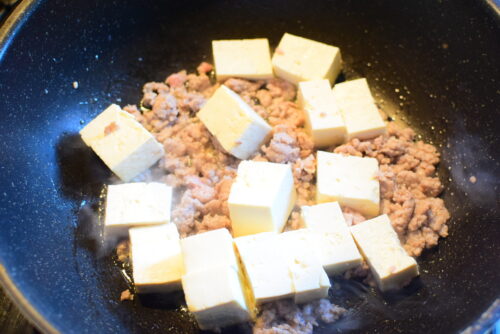 豆腐と豚ひき肉のエビチリ風キムチ炒めのレシピの写真
