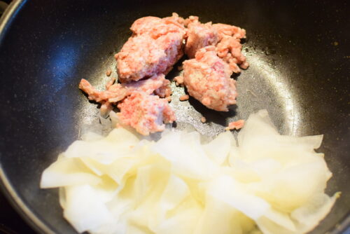 スライス大根と豚ひき肉の一味唐辛子炒めの写真