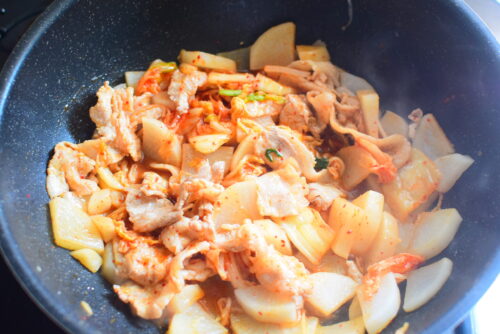 【大根の大量消費におすすめ】レンジで柔らか！大根豚キムチのレシピの写真