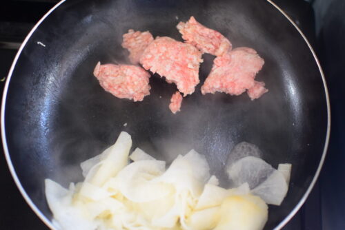 塩昆布で味付け！薄切り大根と豚ひき肉の生姜焼きの写真