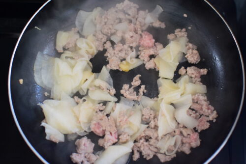 塩昆布で味付け！薄切り大根と豚ひき肉の生姜焼きの写真